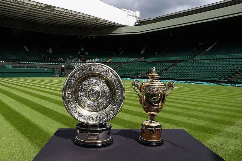 Sân cỏ là biểu tượng của sự truyền thống trong tennis, nổi bật với giải Wimbledon.