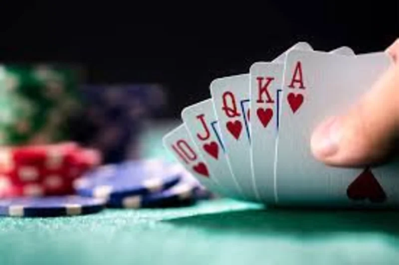 Royal Flush là tay bài mạnh nhất trong luật Poker cơ bản.