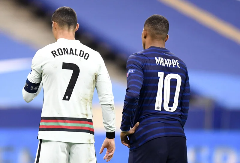 Cristiano Ronaldo và Kylian Mbappé trong các pha bứt tốc làm nên thương hiệu của họ.