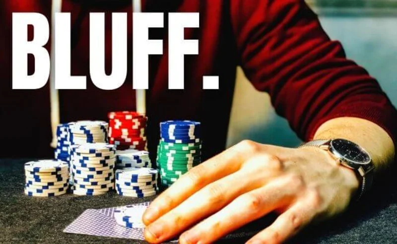 Bluff là chiến thuật phổ biến để đánh lừa đối thủ trong luật Poker cơ bản.