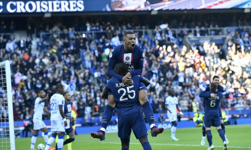 Kylian Mbappé ghi bàn trong trận đấu giữa PSG và đội tuyển đối thủ.