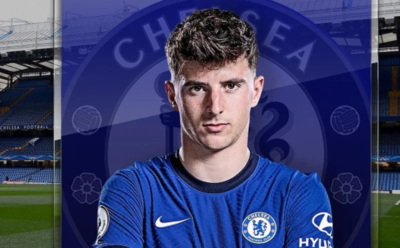 Mason Mount nổi bật với vẻ ngoài tươi tắn và phong thái tự tin.