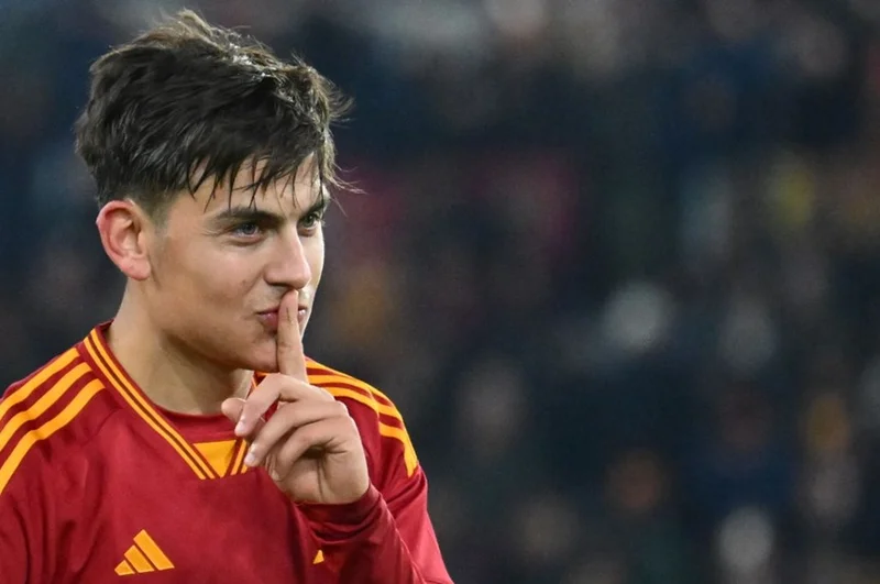 Paulo Dybala với vẻ đẹp quyến rũ và phong cách thời trang đẳng cấp.