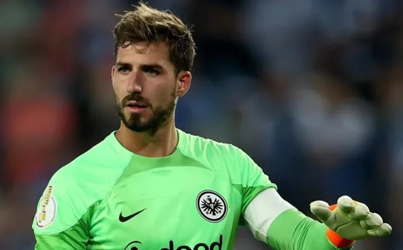 Kevin Trapp nổi bật với phong cách lịch lãm cả trên sân và ngoài đời.